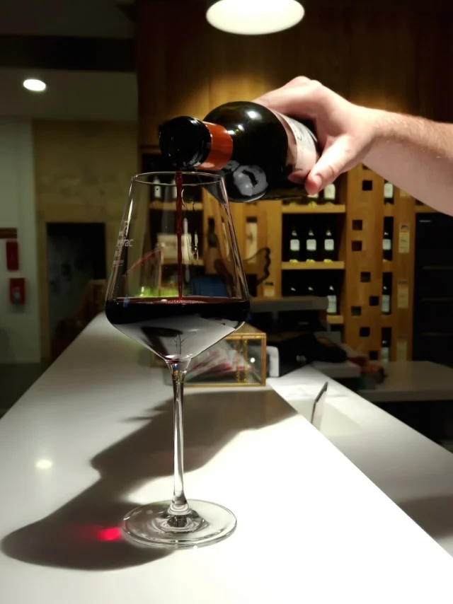 Bouteille de vin versée dans un verre