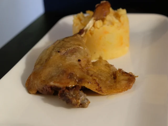 Ici en Périgord, le confit de canard fait partie des plats traditionnels